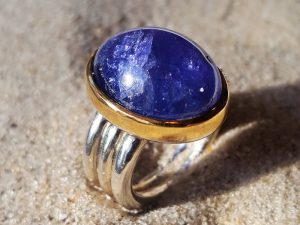 Ring blau Tansanit Cabochon