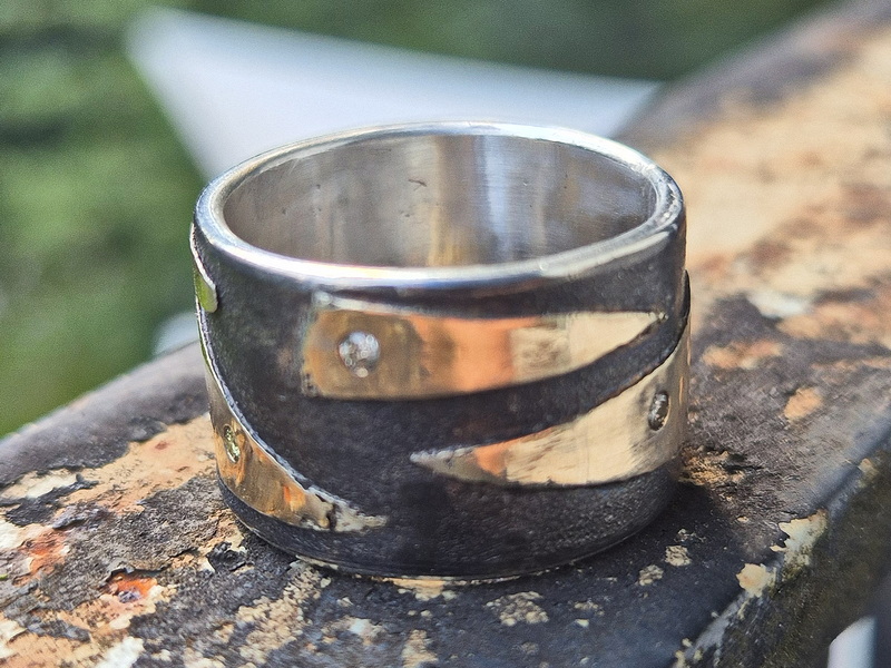Bandring mit Gold und Brillis oxydiert
