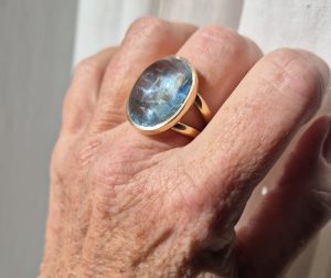Goldring aus 750er Gelbgold mit einem Aquamarin im Cabochonschliff oval