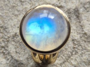 Goldring aus 750er Gelbgold mit einem runden Mondstein Regenbogen