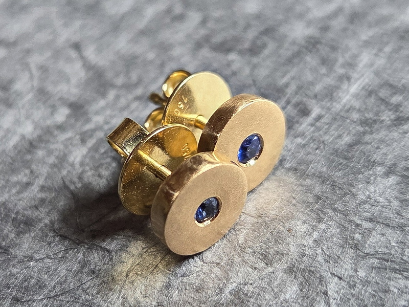 Ohrstecker mit Saphiren